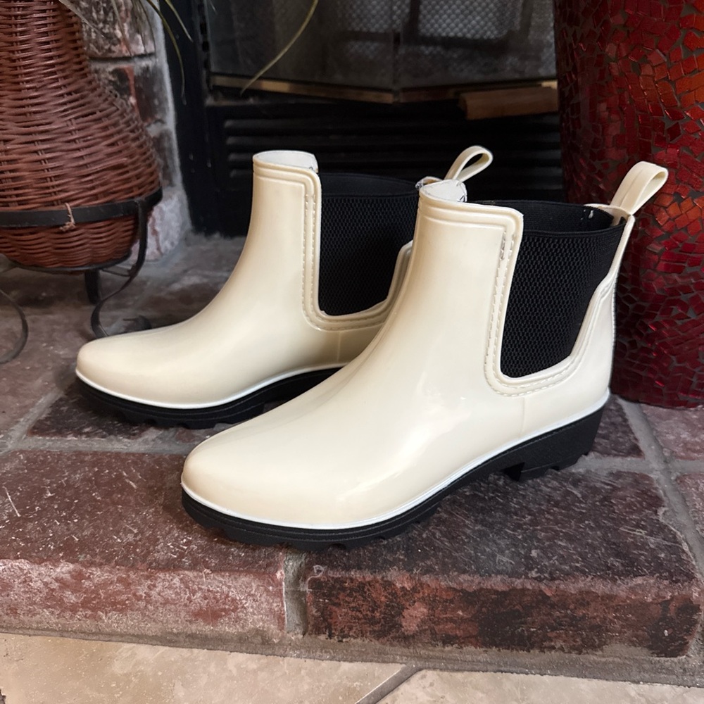 NWOT SEVEN7 Womens Pull On Cream Black Rain Boots Size 10 Rubber Shoes